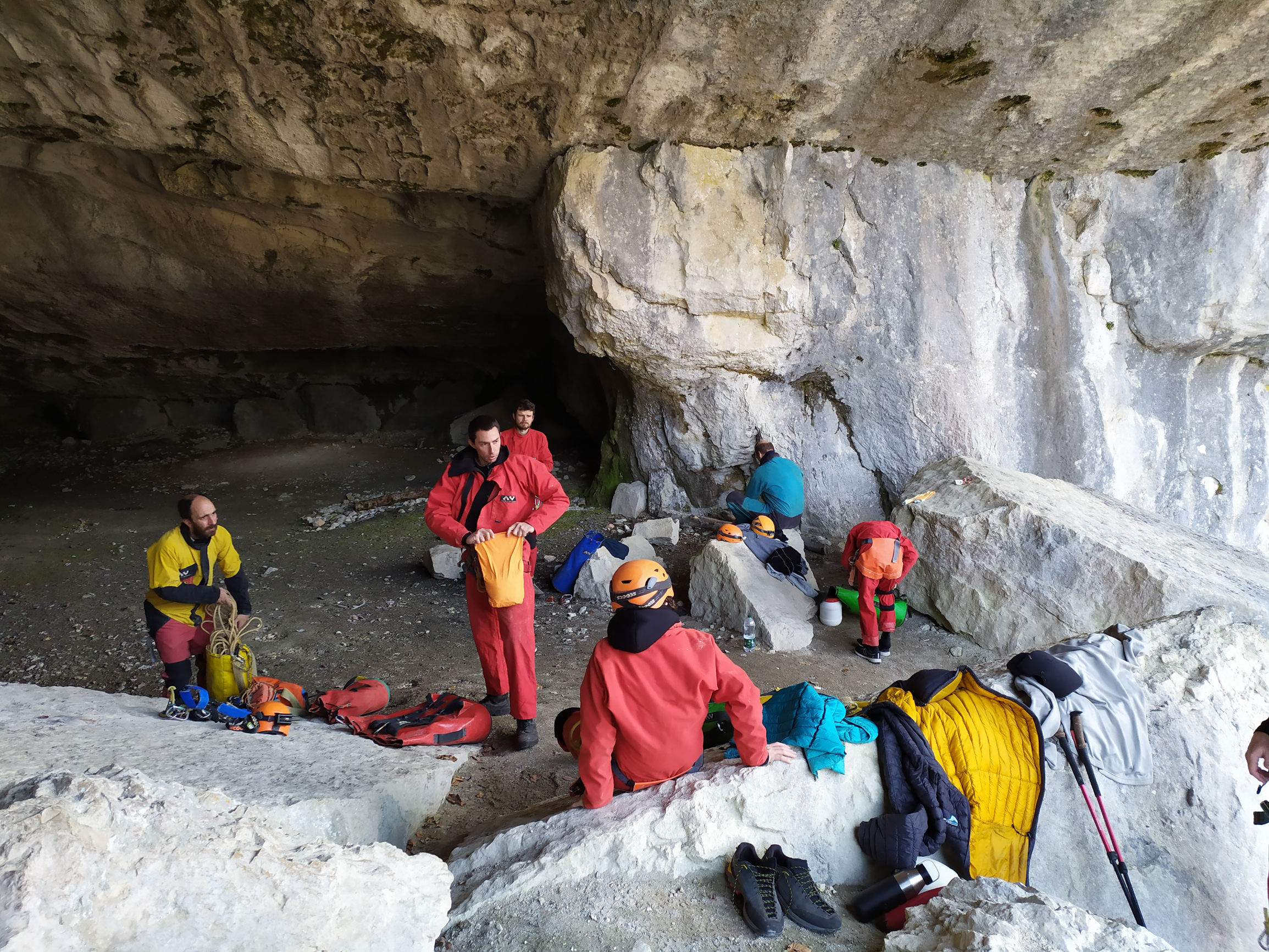 Préparation à l'entrée de la grotte