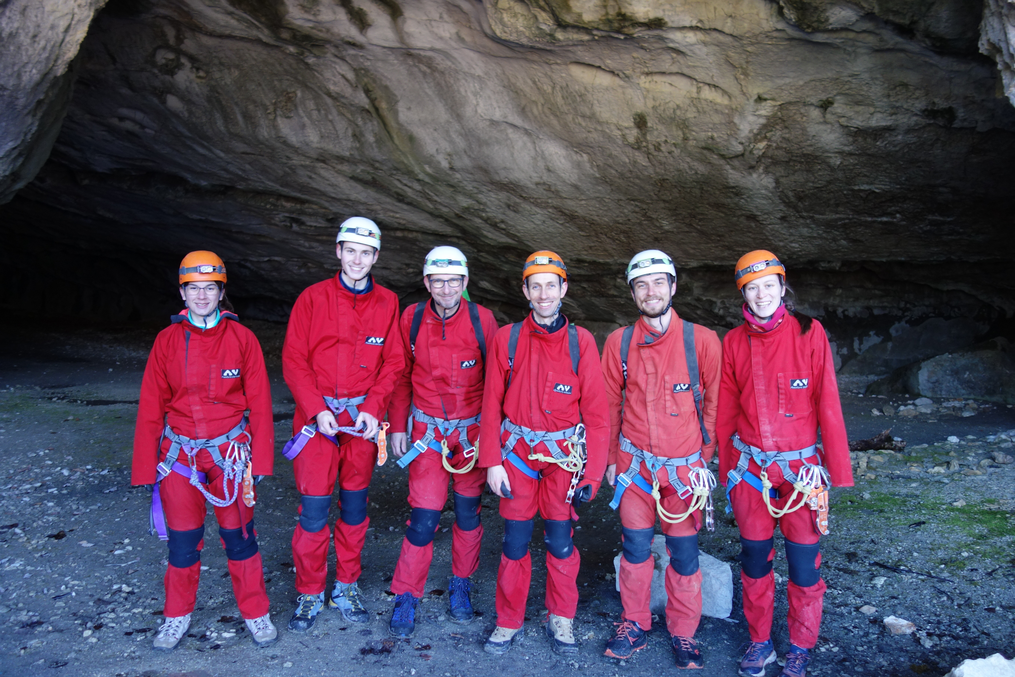 Photo de groupe devant la grotte
