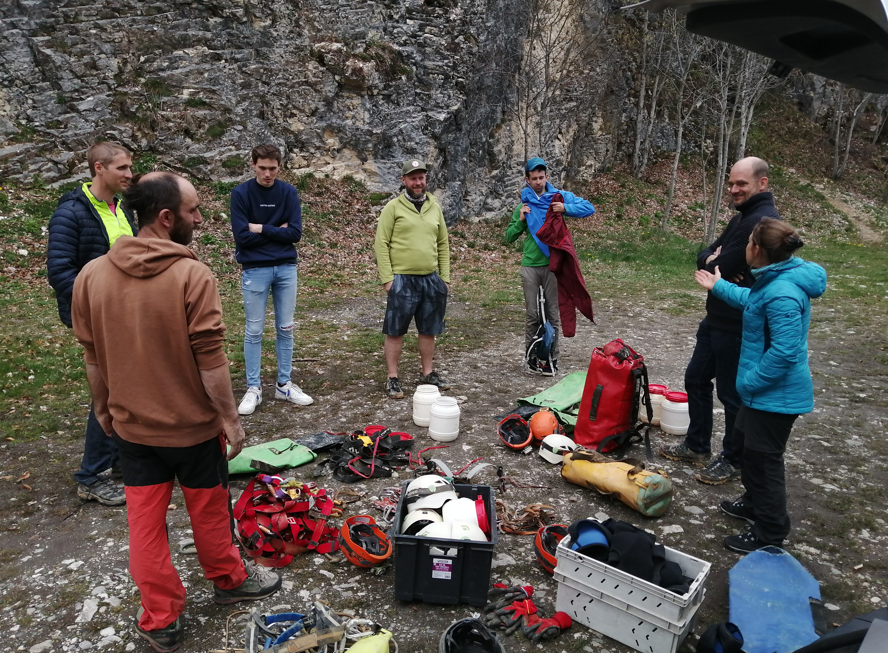Le groupe de spéléologues au petit matin